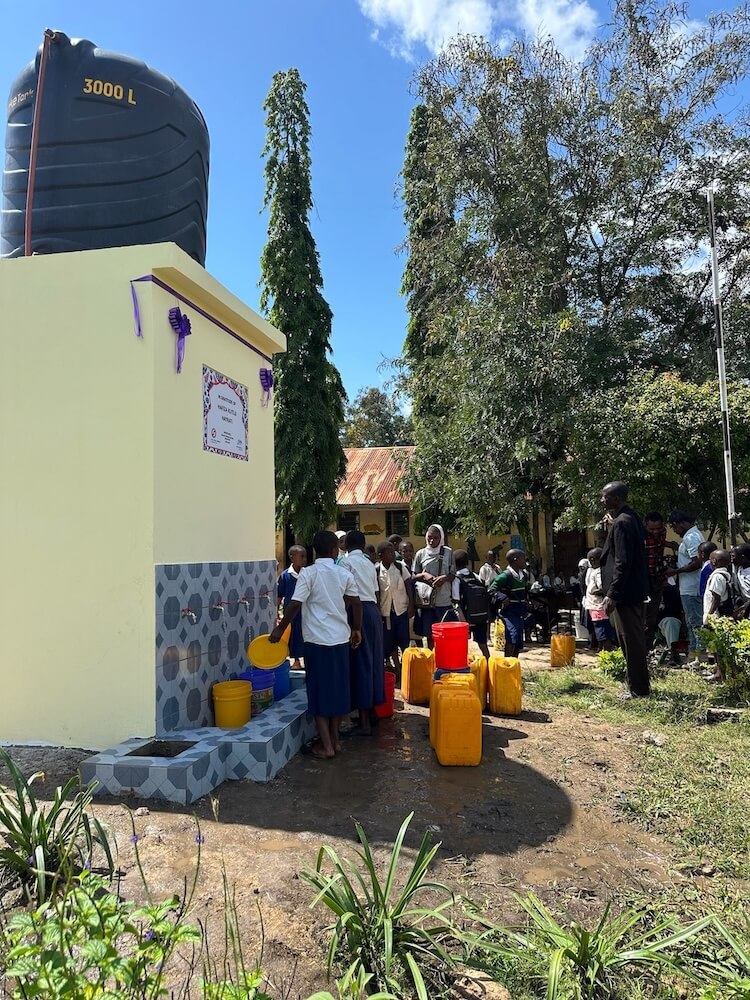 Brunnen mit 3000l Tank und vier Wasserhähnen
